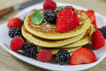 pancakes aux fruits rouges dans une assiette