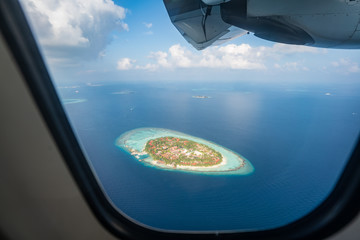 Widok z okna samolotu na wyspę - obrazy, fototapety, plakaty