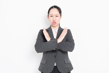 NGのサインを作る女性