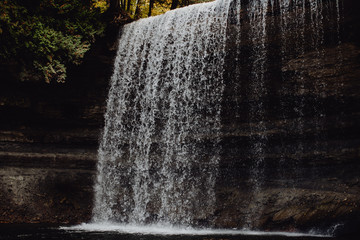 Découverte d'une cascade en Ontario en automne