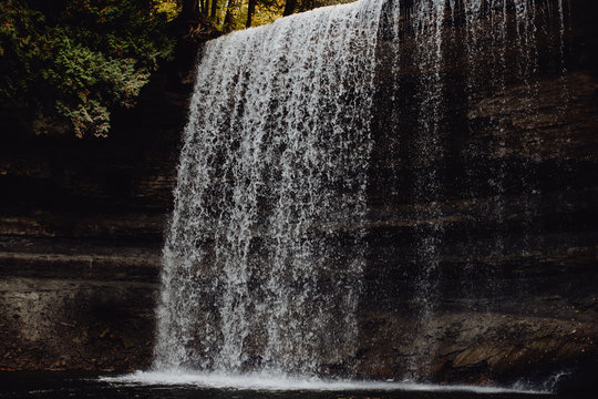 Découverte d'une cascade en Ontario en automne © lorabarra