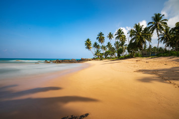 Piękna plaża nad oceanem w słoneczny dzień © piotrszczepanek