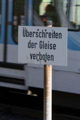Überschreiten der Gleise verboten - Schild
