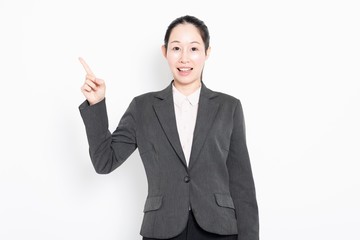 ビジネスのポイントを指し示す女性