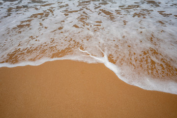 Spieniona morska woda na plaży © piotrszczepanek