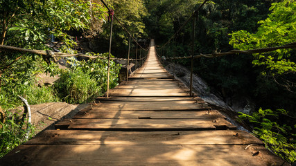 Fototapeta na wymiar Stary linowy most nad rzeką na Sri Lance
