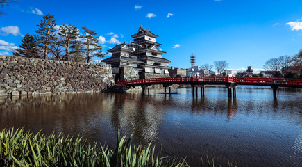 Fototapeta premium Nice view to the Red Bridge of the Matsumoto Castle, Japan
