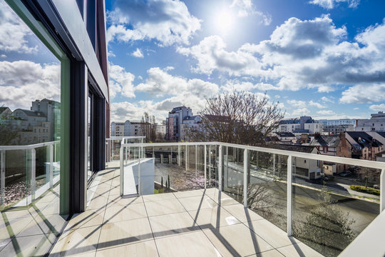Vue depuis un balcon d'appartement ciel bleu