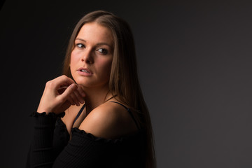 Porträt einer jungen Frau im Studio