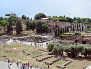 Even the ruins of the glorious Roman Colosseum, preserved to this day, are constantly attracting thousands of tourists from all over the world.