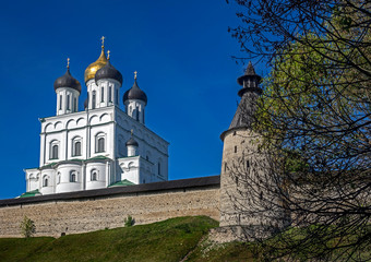 Fototapeta na wymiar View to the Kremlin in Pskov 