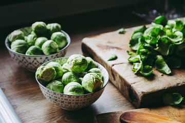 Epluchage de choux de Bruxelles en cuisine