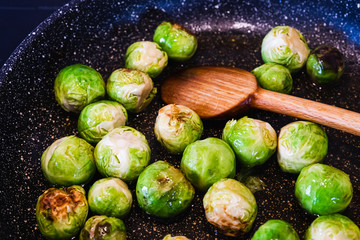 Choux de Bruxelles en train de cuire dans une poêle
