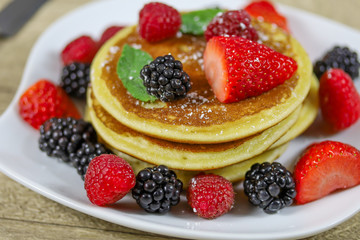 pancakes aux fruits rouges dans une assiette