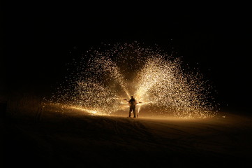 Skifahrer mit Feuerwerk auf dem Rücken