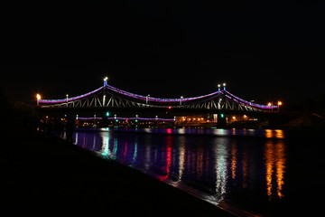 Obraz premium Pozdrawiam w dzień miasta w Twerze na tle mostu nad Wołgą