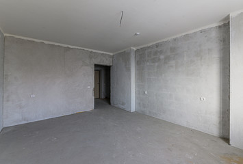 Obraz premium Rosja, Moskwa - 20 listopada 2019 r .: szorstki remont wnętrza mieszkania do samodzielnego wykończenia. wystrój wnętrz, gołe ściany pomieszczenia, etap budowy