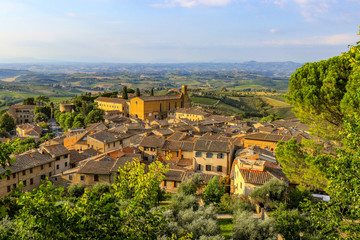 Fototapeta na wymiar weitwinklige Aufnahme der Stadt San Gimignano in der Toskana