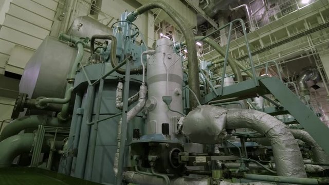 Diesel engine of large ship low angle