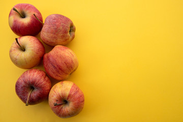 Czerwone jabłka na żółtym tle