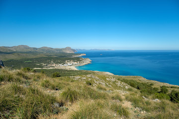 Fototapeta na wymiar Panorama Aussicht von einem Berg auf die wunderschöne Küste der Cala Mesquida