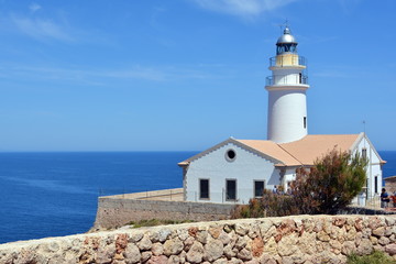 Fototapeta na wymiar Weißer Leuchtturm auf Capdepera im Osten von Mallorca