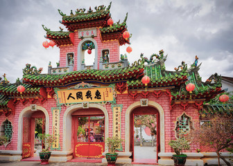 Naklejka premium Gate to Fujian chinese Assembly Hall in Hoi An