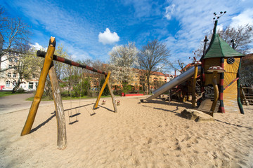 Fototapeta na wymiar Leerer Kinderspielplatz an einem sonnigen Tag