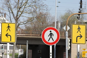 achtung umleitung verkehrsschilder für fußgänger 