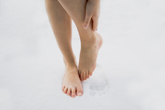 Bare feet in the snow