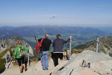 Leute Alpen Allgäu Nebelhorn Aussicht mit Blick ins Tal
