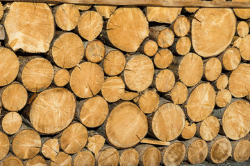 Kaminholz gestapelt