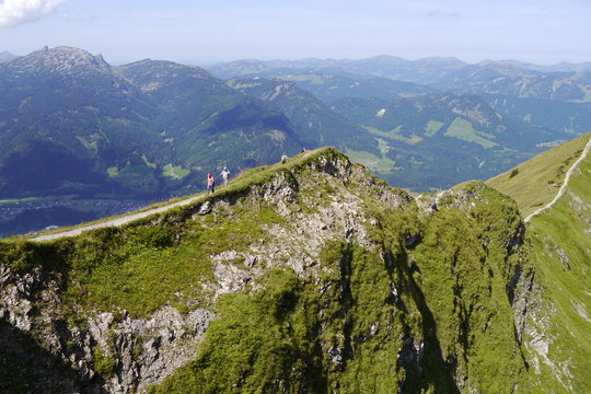 Wanderer auf Kammweg in den Alpen