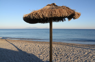 Sonnenschirm an einem Strand auf Kos