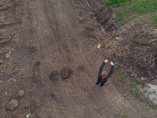 The woman is taking pictures on the phone. Aerial photography.