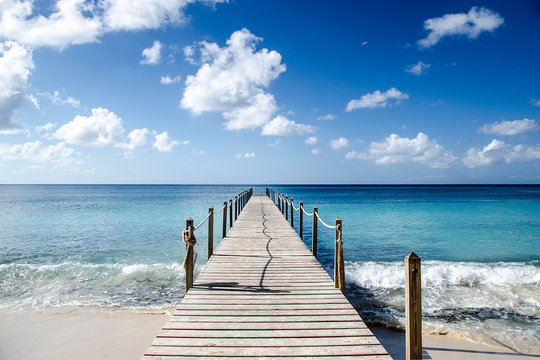 Una passerella verso l'orizzonte pi&ugrave; blu