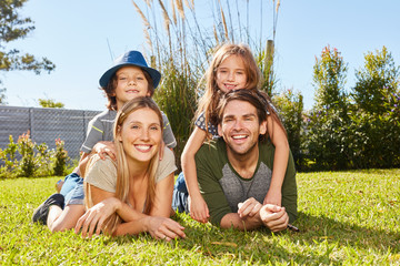 Glückliche Familie und zwei Kinder auf einer Wiese