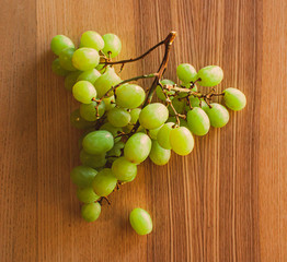 Racimo de uvas sobre fondo de madera