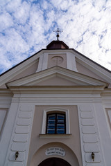 Kościół Wniebowstąpienia Pańskiego w Strabli wzniesiony w I połowie XVII wieku. Usytuowany nad doliną Narwi. Podlasie. Polska