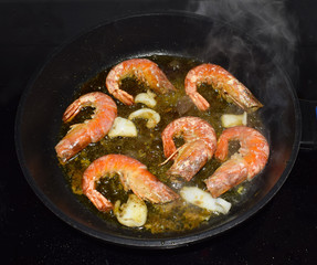 Cocinar un plato de arroz (Paella)