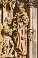 Fototapeta na wymiar le portail de Saint Laurent est orné d'un groupe de statues sur la cathédrale de Strasbourg, France