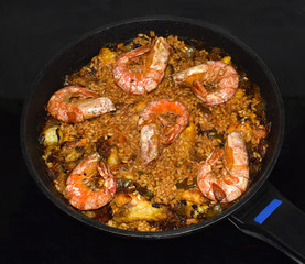 Cocinar un plato de arroz (Paella)