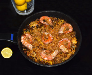 Cocinar un plato de arroz (Paella)