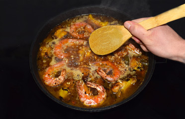 Cocinar un plato de arroz (Paella)