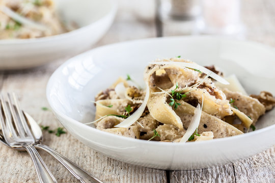 Creamy pasta with walnuts