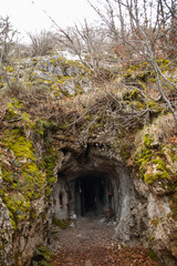 Fototapeta na wymiar cueva de la vieja del monte. recreacion de cueva habitada