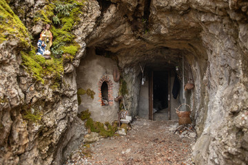 cueva de la vieja del monte. recreacion de cueva habitada