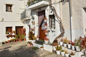 Calle típica de la Alpujarra en Granada, España