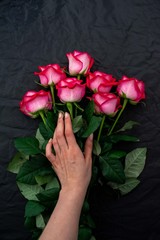 Fototapeta na wymiar bouquet of red roses in hand