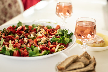 Salat mit Rose Wein